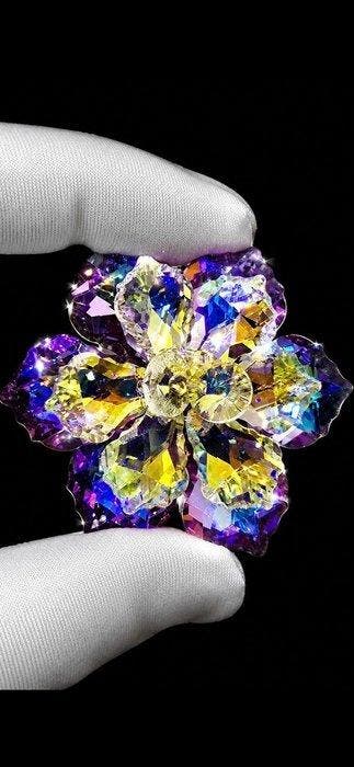 Prachtige Aurora-orchidee broche met sprankelende kristallen