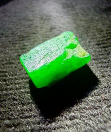 Smaragd Ruw. 5,00 Cts. Topgroene enorme smaragdkristal. %100
