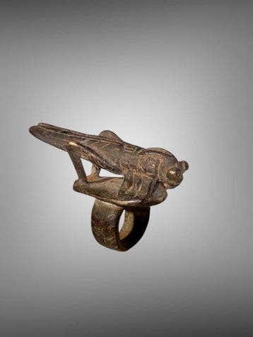 Exceptionnelle bague de protection Dogon - sauterelle ou