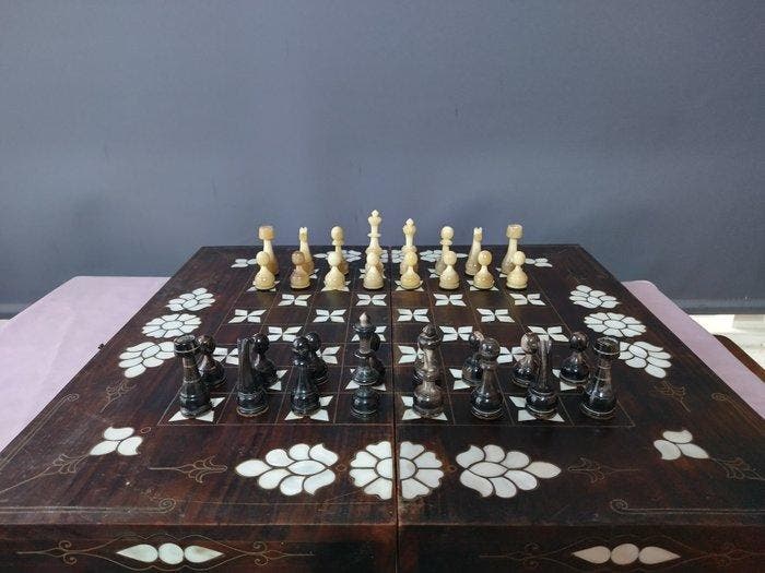 Schaakspel - hoorn, parelmoer, hout, Antiquités & Art, Curiosités & Brocante