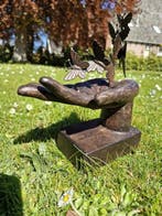 Beeldje - Beeld , hand met vlinders , vrijheid , nieuw leven
