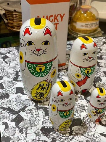 Detail Inc. × Midori Komatsu - Jouet Lucky cat themed