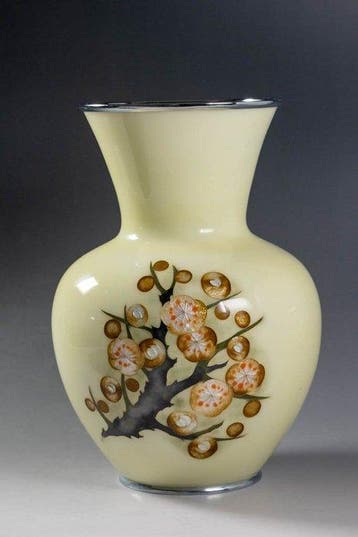 Vase en email cloisonné japonais avec un motif de fleur de