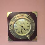 Belle horloge dans une lucarne sur une plaque en bois de, Antiquités & Art