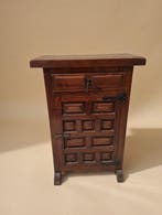 Kabinet - Hout - Een kast in Spaanse stijl uit de jaren, Antiek en Kunst