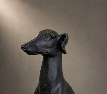 sculptuur, Statige zittende windhond op sokkel – elegante, Antiek en Kunst