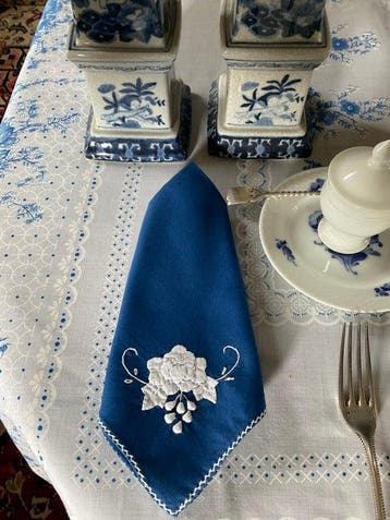 7 linnen appliqué-servetten uit het midden van de 20e eeuw,