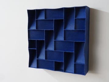 2026 - 30 Indisch blauw minimalistisch wandrelief, Antiek en Kunst