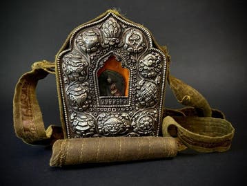 Ghau - Koper, Legering, Brons, Zilver, Glas, doek, Papier -