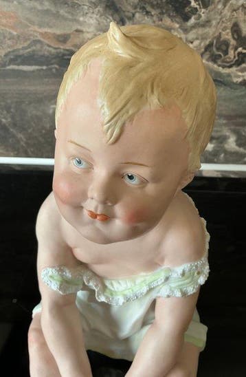 Unmarked - Heubach - Beeldje - Antieke Piano Baby - biscuit