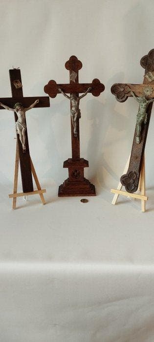 Crucifix (3) - Hout, Porselein, Spelter (zinklegering),