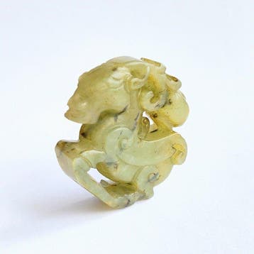 Oud Tibetaans of Nepalees Hardsteen (jade?) Rennend paard