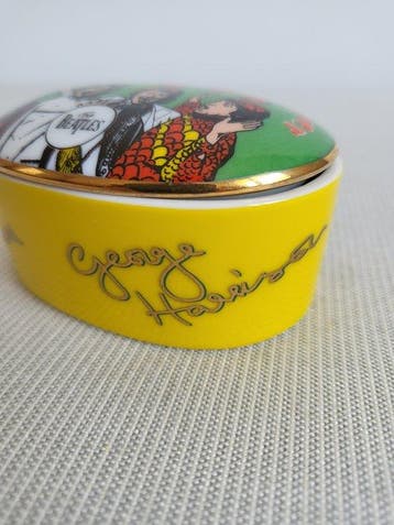 Boîte à musique en porcelaine « Strawberry Fields Forever »
