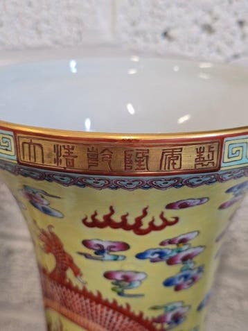 Famille jaune dragon vases with signature - Porselein -