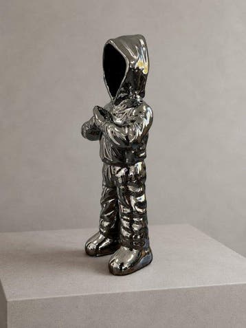 sculptuur, Modern keramisch sculptuur – Faceless Hooded