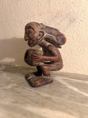 Deze sculptuur is een bekerdrager (ook wel Mboko genoemd). -, Antiquités & Art