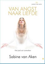 Van angst naar liefde 9789048437047 Sabine van Aken, Verzenden, Gelezen, Sabine van Aken