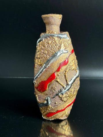 Toru Ichikawa(1973-) - Karaf - Keramiek, Goud en Rood Een