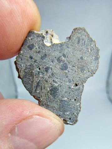 NEA 089, maan-troctolitische anorthosiet-smeltbreccie. Een