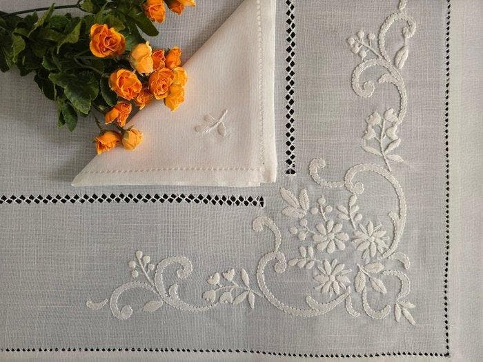Tovaglia ricamata a mano in misto lino 12 posti tablecloth, Antiek en Kunst, Antiek | Tapijten, Tafelkleden en Textiel