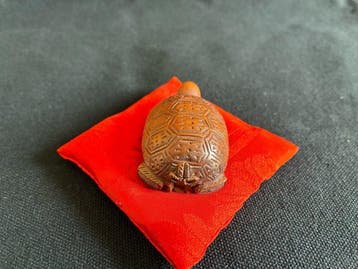 Showa-periode uit hout gesneden netsuke van schildpad en