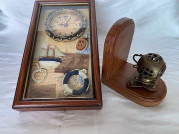 Maritieme objecten - Vintage klok met vlaggen,