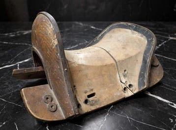 China, Qing-dynastie Hout Zadel met ijzeren bevestigingen