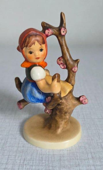 Goebel - Figurine - Meisje en Jongen zittend op tak/boom (2)