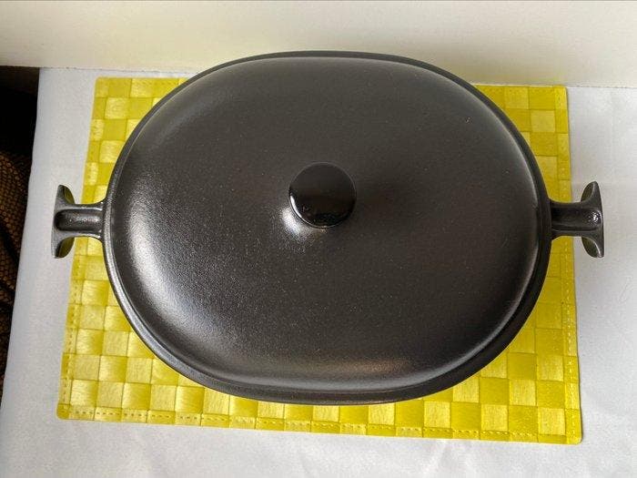 Le Creuset - Enzo Mari - Braadpan - De mama - Zwarte bron, Antiek en Kunst, Antiek | Keukengerei