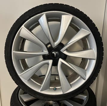 Tesla Model 3 20 inch Stiletto Velgen + Winterbanden, Auto-onderdelen, Banden en Velgen, Gebruikt, Banden en Velgen, 235 mm, Personenwagen