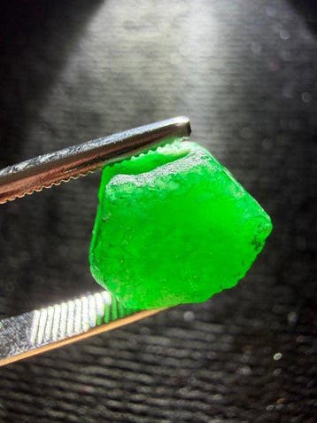 Smaragd Ruw. 8,55 ct. Topgroene grote smaragd kristal. %100, Verzamelen