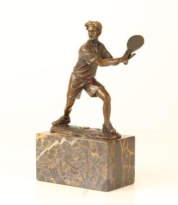 Beeld, Bronzen sculptuur van een tennisspeler. Naar: Milo -