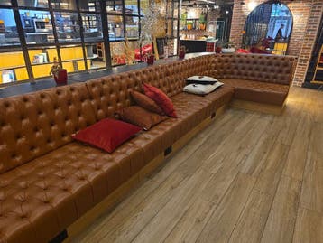 Zitbank met houten leggers Chesterfield, Tuin en Terras, Nieuw