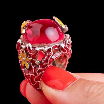 Zilveren geëmailleerde ring met een grote rode kristal en, Verzamelen