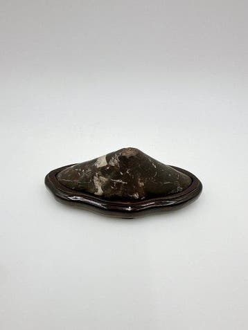 Pierre de suiseki japonaise avec daiza en bois 10,5 cm -