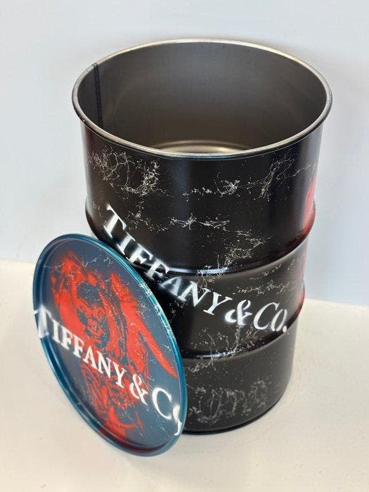 Rob VanMore - Barrel Chucky wants Tiffany & Co., Antiquités & Art, Art | Objets design