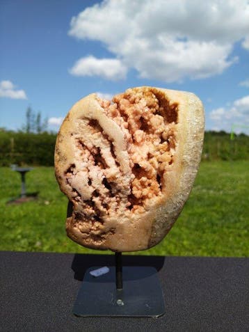 Roze- en rode amethistgeode met roze amethist
