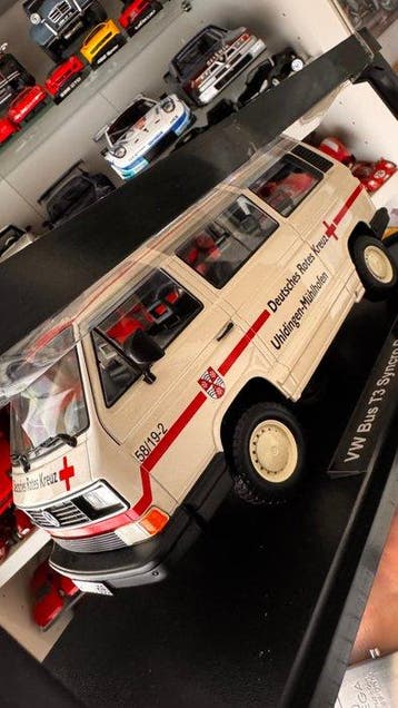 KK-Scale 1:18 - Modelauto - Volkswagen VW T3 Bus Synchro, Nieuw