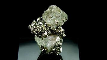 Pyriet op fluoriet - Huanzala-mijn, Huallanca, Andes, Peru -