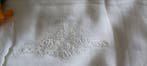 Drap de rêve avec de grandes taies d’oreiller et dentelles