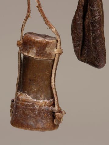 Houder voor tabak en fijn gemalen schelpenpoeder – Turkana –, Antiek en Kunst