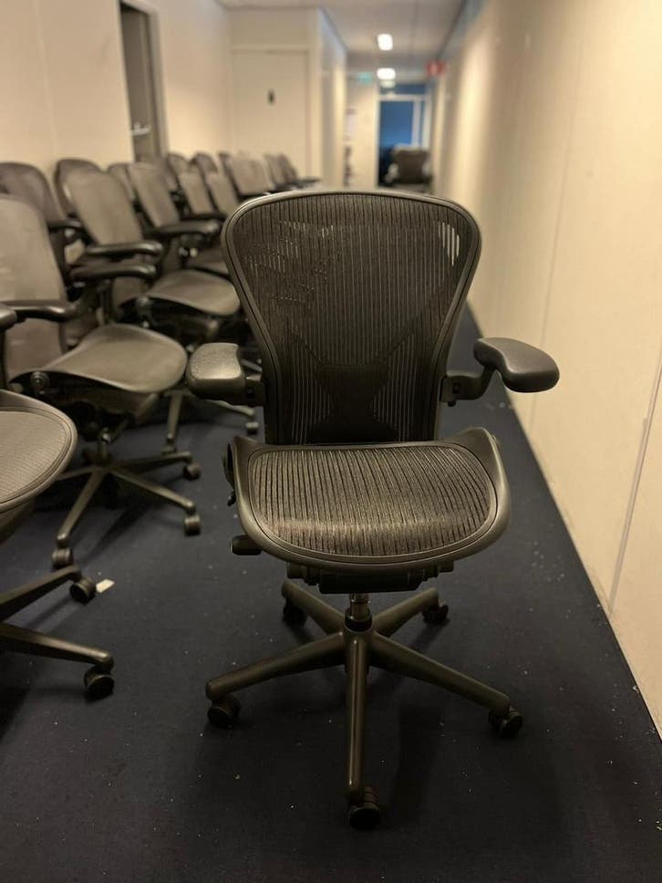 Herman Miller Aeron Full Option, Inclusief Posturefit, Huis en Inrichting, Bureaustoelen, Bureaustoel, Zwart, Zo goed als nieuw