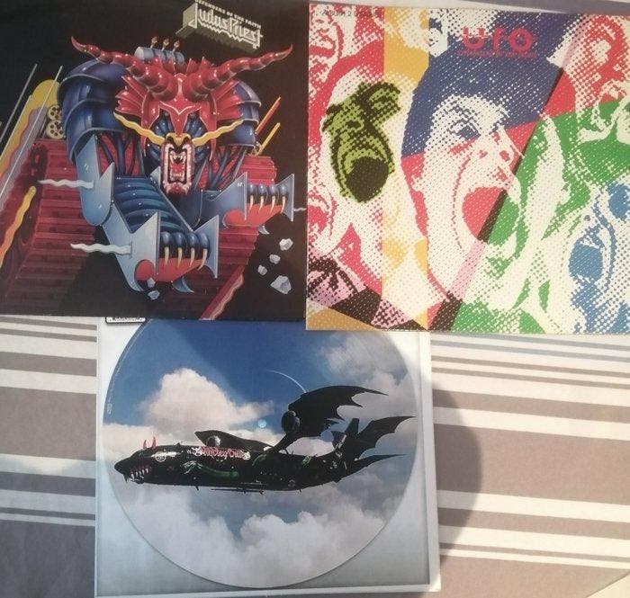 Mötley Crüe, UFO, Judas Priest - Dogs of war, Strangers in, Cd's en Dvd's, Vinyl Singles