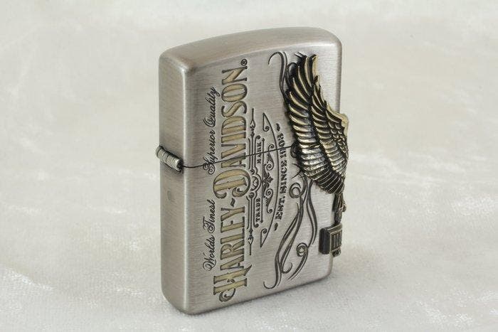 Zippo - Japan Limited Harley-Davidson Eagle Emblem Brushed, Verzamelen, Rookartikelen, Aanstekers en Luciferdoosjes