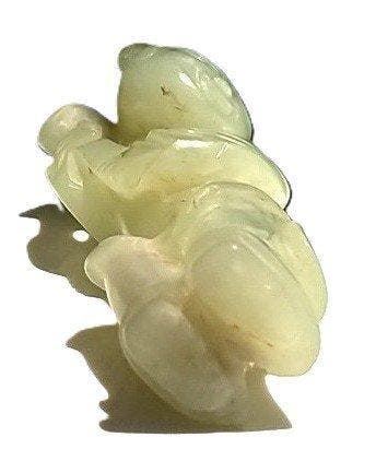 Pale-Celadon Nephrite Jade Boy Carrying Lingzhi – Qing, Antiek en Kunst