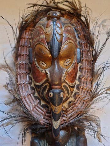 Sculpture de la rivière Sepik avec des plumes de casoar -