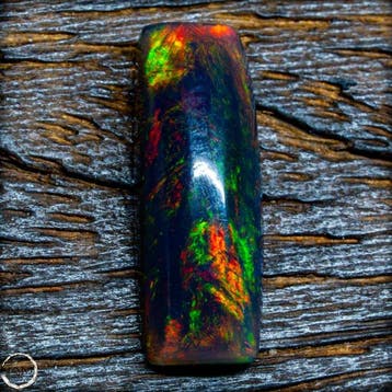 Opale noire la plus noble aux couleurs arc-en-ciel