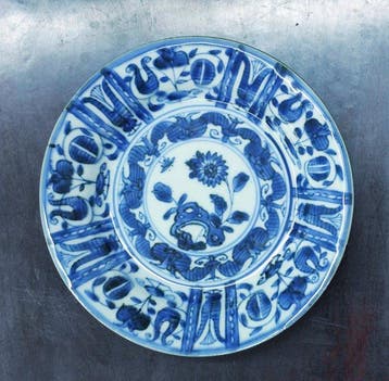 Een klein blauw-wit bord in kraakstijl, gemerkt - Porselein