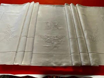 Linge de lit du début du XXe siècle portant les initiales