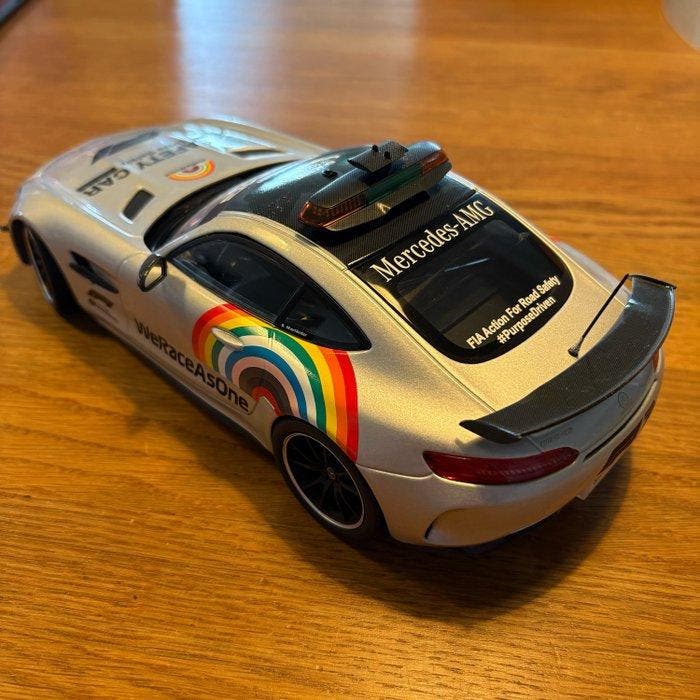 Minichamps 1:18 - Modelauto - Mercedes-AMG GT R - Safety Car, Hobby en Vrije tijd, Modelauto's | 1:5 tot 1:12